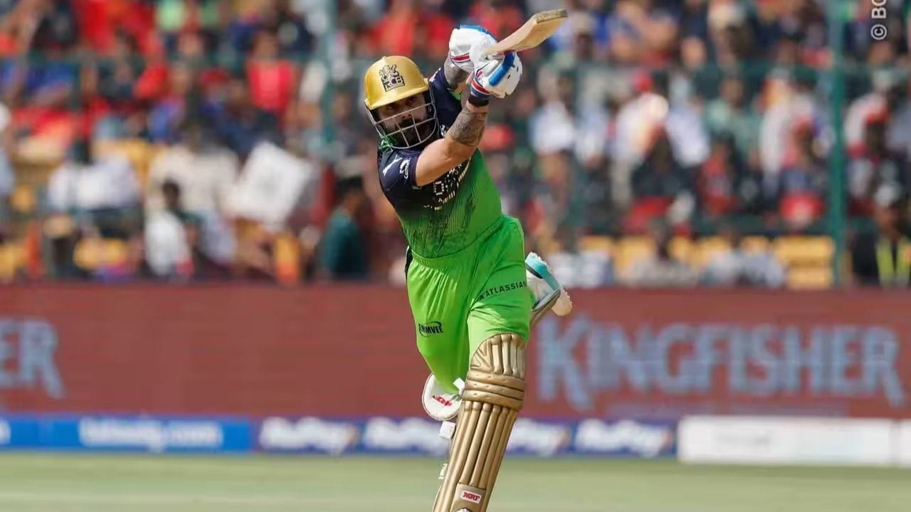 બીજી તરફ, IPL ઇતિહાસમાં સૌથી વધુ છગ્ગા મારનાર ખેલાડીઓની યાદીમાં Chris Gayle 357 છગ્ગા સાથે ટોચ પર છે, જ્યારે Rohit Sharma 310 છગ્ગા સાથે બીજા ક્રમે છે. કોહલી હાલ ત્રીજા ક્રમે છે અને હવે તેની આગામી ઇનિંગ પર તમામની નજર રહેશે કે તે ક્યારે આ ઐતિહાસિક 300 છગ્ગાનો આંકડો પાર કરે છે.(All Image - BCCI)