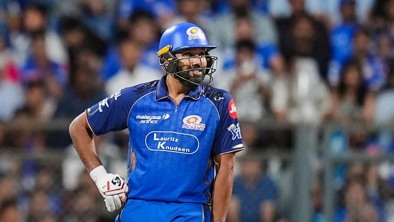 આ પહેલાં આ રેકોર્ડ રોહિત શર્માના નામે હતો. રોહિતે Kolkata Knight Riders સામે 36 મેચમાં 1161 રન બનાવ્યા હતા, જેમાં 1 સદી અને 7 અડધી સદીનો સમાવેશ થાય છે. પરંતુ હવે કોહલીએ આ આંકડો પાર કરી તેમને પાછળ મૂકી દીધા છે.કોહલીની આ સિદ્ધિ ફરી એકવાર સાબિત કરે છે કે તે IPLના સૌથી સફળ અને વિશ્વસનીય બેટ્સમેનોમાંનો એક છે. તેની સતત પ્રદર્શન કરવાની ક્ષમતા તેને અન્ય ખેલાડીઓથી અલગ બનાવે છે. (PHOTO CREDIT- PTI)