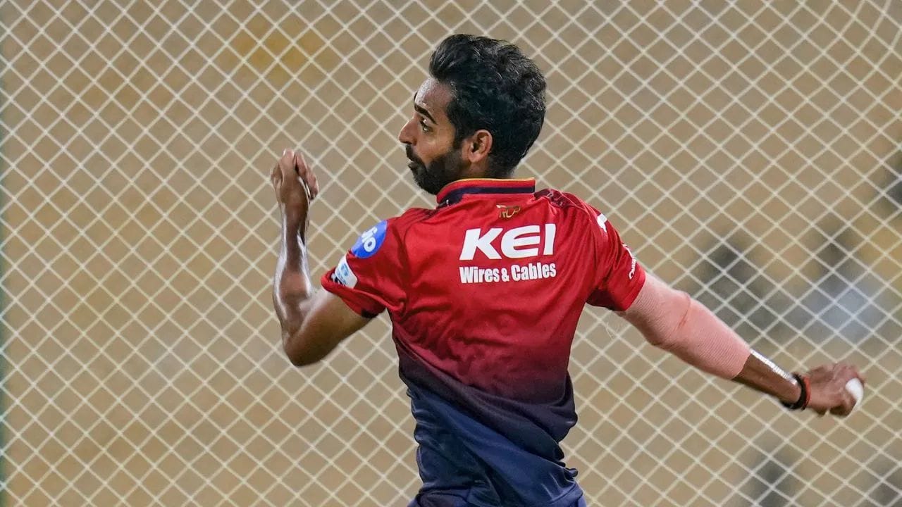 આ લિસ્ટમાં ભુવનેશ્વર કુમાર 199 વિકેટ સાથે મોખરે છે, જે ટૂંક સમયમાં જ 200 વિકેટનો આંકડો વટાવી શકે છે. તેની પાછળ વેસ્ટ ઈન્ડિઝના ડ્વેન બ્રાવો અને ભારતના સ્ટાર બોલર જસપ્રીત બુમરાહ બંને 183-183 વિકેટ સાથે સંયુક્ત રીતે બીજા સ્થાને છે. આ સિવાય શ્રીલંકાના દિગ્ગજ લસિત મલિંગા 170 વિકેટ સાથે ચોથા ક્રમે અને હર્ષલ પટેલ 151 વિકેટ સાથે આ લિસ્ટમાં પાંચમા ક્રમે છે. આ આંકડા દર્શાવે છે કે, આઈપીએલમાં ઝડપી બોલરોનું પ્રભુત્વ કેટલું મજબૂત રહ્યું છે.