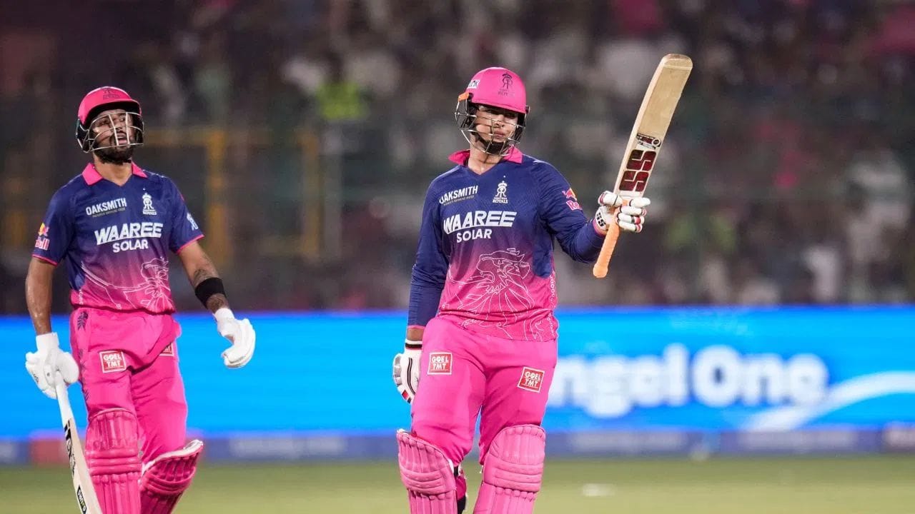 વૈભવ સૂર્યવંશીએ આ મેચમાં સનરાઈઝર્સ હૈદરાબાદ સામે માત્ર 15 બોલમાં પોતાની ફિફ્ટી પૂરી કરી હતી. આ સીઝનમાં ત્રીજી એવી તક છે, જ્યારે તેણે માત્ર 15 બોલમાં અડધી સદી ફટકારી હોય. જણાવી દઈએ કે, હૈદરાબાદ સામેની મેચમાં વૈભવે 37 બોલમાં 103 રનની તોફાની ઇનિંગ રમી હતી. 