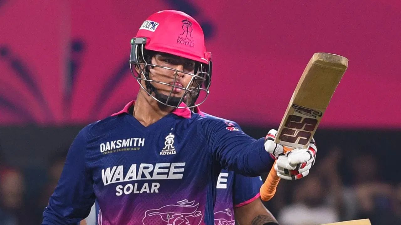 IPLમાં ફરી એકવાર વૈભવ સૂર્યવંશીનું તોફાન જોવા મળ્યું છે. આ વખતે તેણે સનરાઈઝર્સ હૈદરાબાદના બોલરોની બરાબરની ક્લાસ લીધી છે. આ મેચમાં સૂર્યવંશીએ પહેલી જ ઓવરથી છગ્ગાની રમઝટ બોલાવી દીધી અને જોતજોતામાં 2 વર્લ્ડ રેકોર્ડ પણ તોડી નાખ્યા.