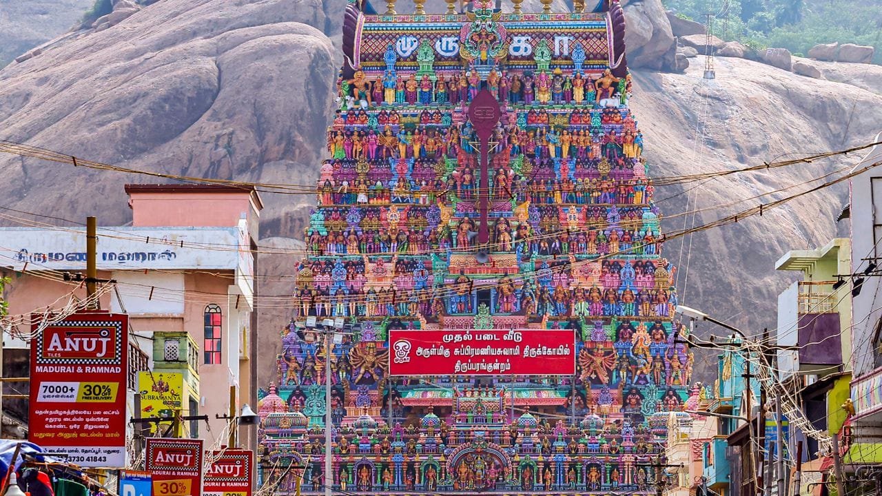 મુસાફરોને ભજન,કીર્તિન અને મુસાફરીની માહિતી આપવા માટે ટ્રેનમાં ઈન્ફોટેનમેન્ટ સિસ્ટમ પણ લગાવવામાં આવી છે. સુરક્ષા માટે દરેક કોચમાં પ્રાઈવેટ સુરક્ષા ગાર્ડ અને સીસીટીવી કેમેરા પણ ઉપલબ્ધ રહેશે. આ ટુર પેકેજની કિંમતમાં આઈઆરસીટીસી મુસાફરોને ટ્રેનની મુસાફરી ઉપરાંત શાહકારી ભોજન આપવામાં આવશે.