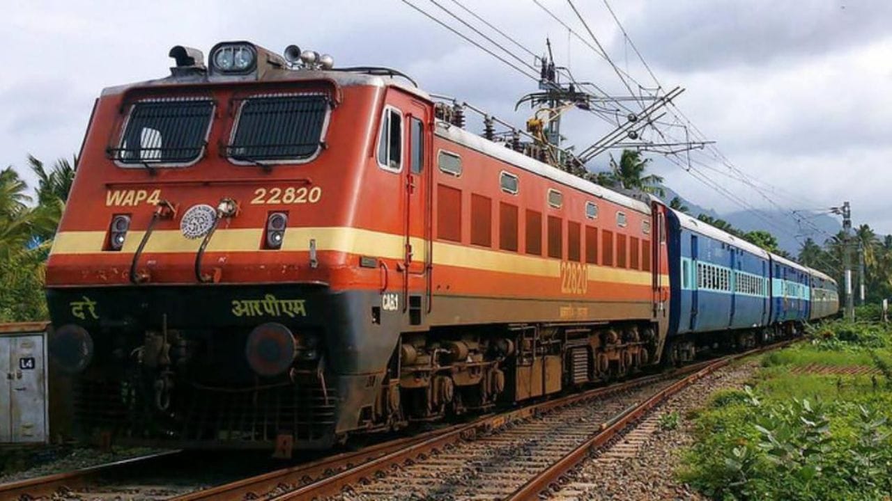 ભારતીય રેલવેના નિયમો અનુસાર, વરિષ્ઠ નાગરિકો માટે ખાસ ક્વોટા રાખવામાં આવ્યો છે. પુરુષો માટે 60 વર્ષથી વધુ અને મહિલાઓ માટે 58 વર્ષથી વધુ ઉંમરે લોઅર બર્થ માટે પ્રાથમિકતા મળે છે. ઉપરાંત, 45 વર્ષથી વધુ ઉંમરની મહિલાઓને પણ આ સુવિધાનો લાભ મળે છે. આ નિયમ સ્લીપર તેમજ એસી બંને પ્રકારના કોચમાં લાગુ પડે છે. જો મહિલા એકલી મુસાફરી કરે છે, તો તેને લોઅર બર્થ મળવાની શક્યતા વધુ રહે છે.