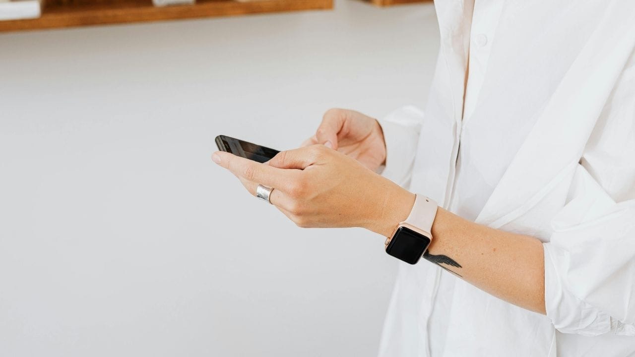 પરંતુ માત્ર ક્વોટા હોવું પૂરતું નથી. ટિકિટ બુક કરતી વખતે યોગ્ય વિકલ્પ પસંદ કરવો ખૂબ જ જરૂરી છે. ઘણા લોકો “Senior Citizen” અથવા “Lower Berth Preference” જેવા વિકલ્પો પસંદ કરવાનું ભૂલી જાય છે, જેના કારણે સિસ્ટમ તેમને લોઅર બર્થ ફાળવી શકતી નથી. વધુમાં, એક જ PNR પર એક અથવા બે વરિષ્ઠ નાગરિકો હોય તો લોઅર બર્થ મળવાની શક્યતા વધે છે, જ્યારે એક જ ટિકિટ પર ઘણા લોકો હોય ત્યારે સિસ્ટમ આપમેળે આ સુવિધા આપી શકતી નથી.