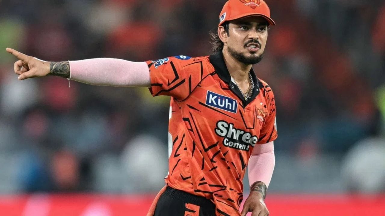 IPL 2026 માં, સનરાઈઝર્સ હૈદરાબાદ સનસનાટીભર્યા ફોર્મમાં છે. ટીમે તેની છેલ્લી ત્રણ સતત મેચ જીતી છે. છતાં, આ સફળતા છતાં, ઈશાન કિશનને સીઝનના મધ્યમાં કેપ્ટનશીપ છીનવી લેવામાં આવી શકે છે. કારણ એ છે કે ટીમના નિયમિત કેપ્ટન પેટ કમિન્સ હવે ટીમમાં ફરી જોડાયા છે. નોંધનીય છે કે સીઝનની શરૂઆતમાં કમિન્સ ઉપલબ્ધ નહોતા, જેના કારણે ઈશાન કિશનને ટીમની કમાન સોંપવામાં આવી હતી. (ફોટો ક્રેડિટ-Google)