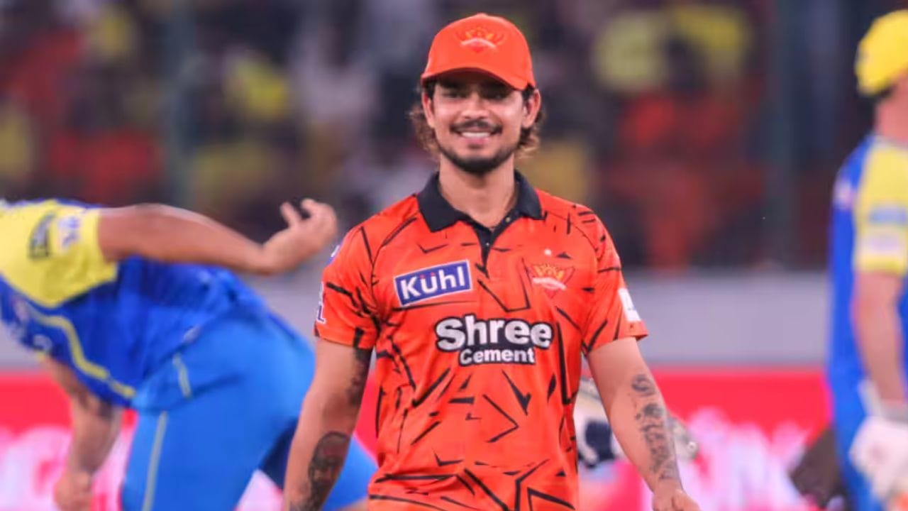 ભૂતપૂર્વ ભારતીય બેટિંગ કોચ સંજય બાંગરે પણ કિશનને કેપ્ટન તરીકે ચાલુ રાખવાના વિચારને સમર્થન આપ્યું હતું, વ્યૂહાત્મક અને વ્યવહારિક બંને કારણોનો ઉલ્લેખ કર્યો હતો. તેમણે ટિપ્પણી કરી કે ઇશાન કિશન એક ઉત્તમ કેપ્ટન સાબિત થયો છે, ખાસ કરીને બોલરોના ઉપયોગની બાબતમાં; તેની પાસે ચોક્કસ બેટ્સમેન સામે કયા બોલરને ઉતારવો તે જાણવાની રણનીતિક કુશળતા છે. આ દર્શાવે છે કે તેઓ રમતને કેટલી સારી રીતે નિયંત્રિત કરે છે. (ફોટો ક્રેડિટ-Google)