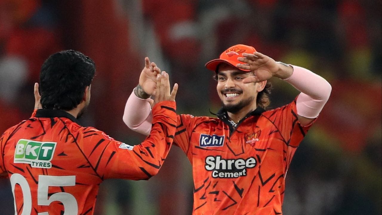 હવે જ્યારે કમિન્સ તેની ઈજામાંથી સ્વસ્થ થઈ ગયો છે અને વાપસી કરવા માટે તૈયાર છે, ત્યારે હૈદરાબાદ પાસે એક મહત્વપૂર્ણ નિર્ણયનો સામનો કરવો પડશે: શું તેઓ તેમના અનુભવી કેપ્ટન પાસે પાછા ફરશે, કે પછી યુવા કેપ્ટન પર વિશ્વાસ રાખશે જેણે ટીમને સફળતાપૂર્વક પાટા પર પાછી દોરી છે? આ સરળ નિર્ણય નથી, અને તેની બાકીની સિઝન પર નોંધપાત્ર અસર પડી શકે છે.(ફોટો ક્રેડિટ-Google)