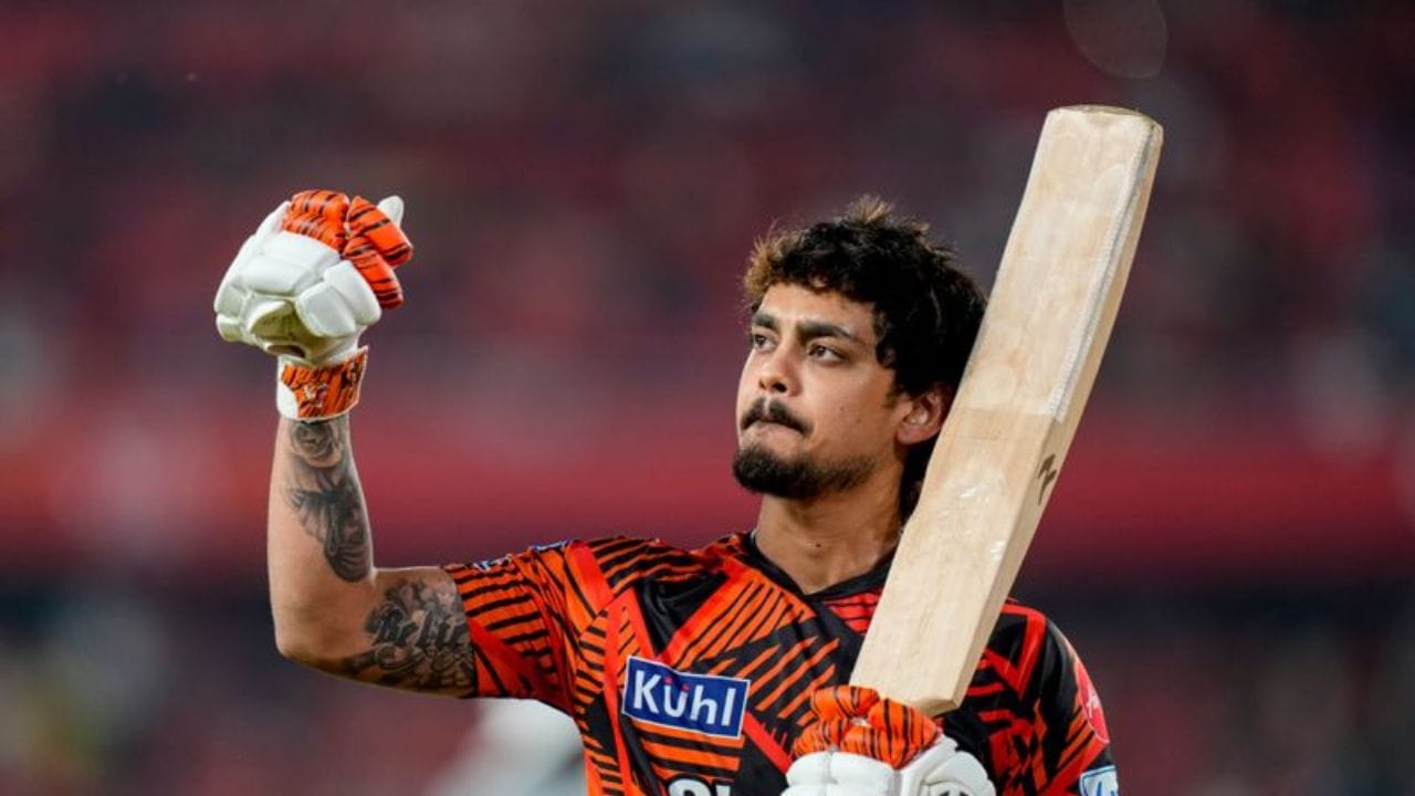 જોકે, ઈશાન કિશનના નેતૃત્વ હેઠળ, આ સીઝન હૈદરાબાદ માટે વાપસી અને સંતુલન જાળવી રાખ્યું છે. શરૂઆતમાં ઓછા પરફોર્મન્સ પછી, ટીમે તેની લય શોધી કાઢી છે, બોલિંગ પ્રદર્શનમાં સુધારો અને મેદાન પર વધુ સારું સંકલન દર્શાવ્યું છે. આ પરિવર્તન પાછળનું એક મુખ્ય પરિબળ કિશનને કેપ્ટનશીપમાં આરામ અને ખેલાડીઓ સાથે મજબૂત સંબંધ બનાવવાની ક્ષમતા છે. (ફોટો ક્રેડિટ-Google)