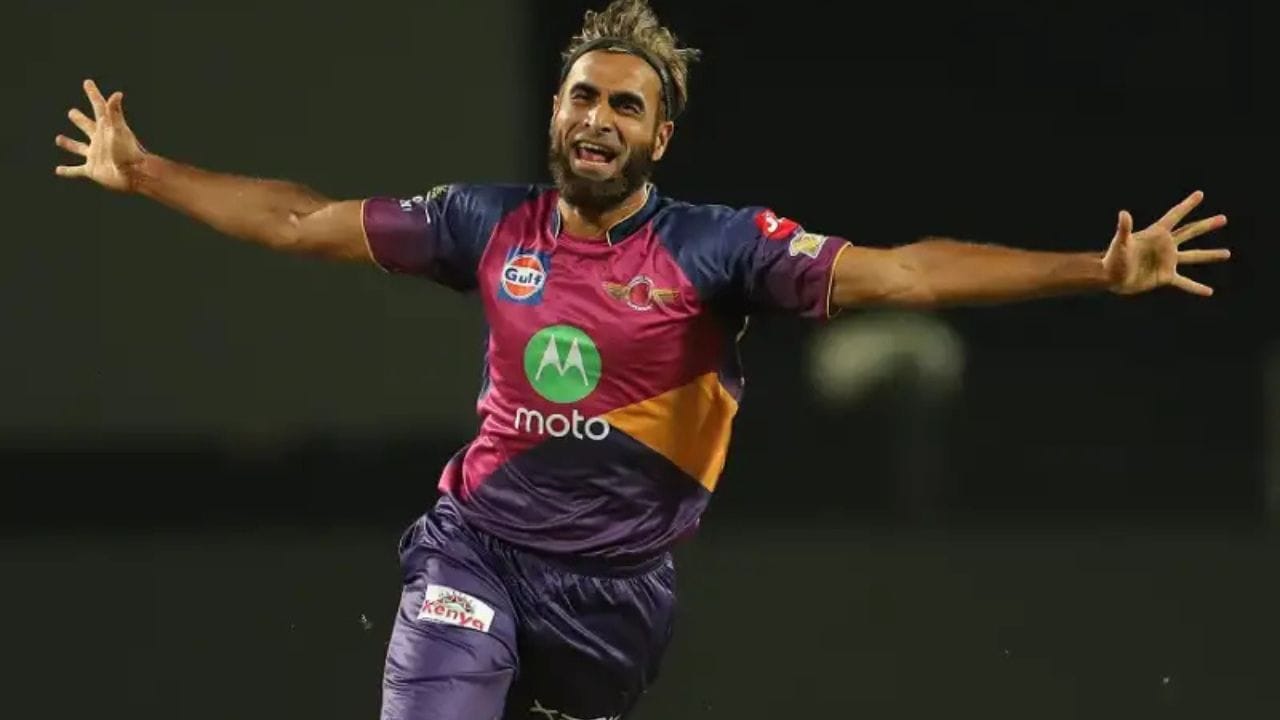 ઈમરાન તાહિર 2017માં અનસોલ્ડ રહ્યો હતો, પરંતુ રાઈઝિંગ પુણે સુપરજાયન્ટ માટે તે ગેમ ચેન્જર સાબિત થયો. મિશેલ માર્શની ઈજાને કારણે તેને તક મળી અને તેણે 18 વિકેટ લઈને ટીમને ફાઈનલ સુધી પહોંચાડવામાં મહત્વપૂર્ણ યોગદાન આપ્યું. (PC:PTI/X)