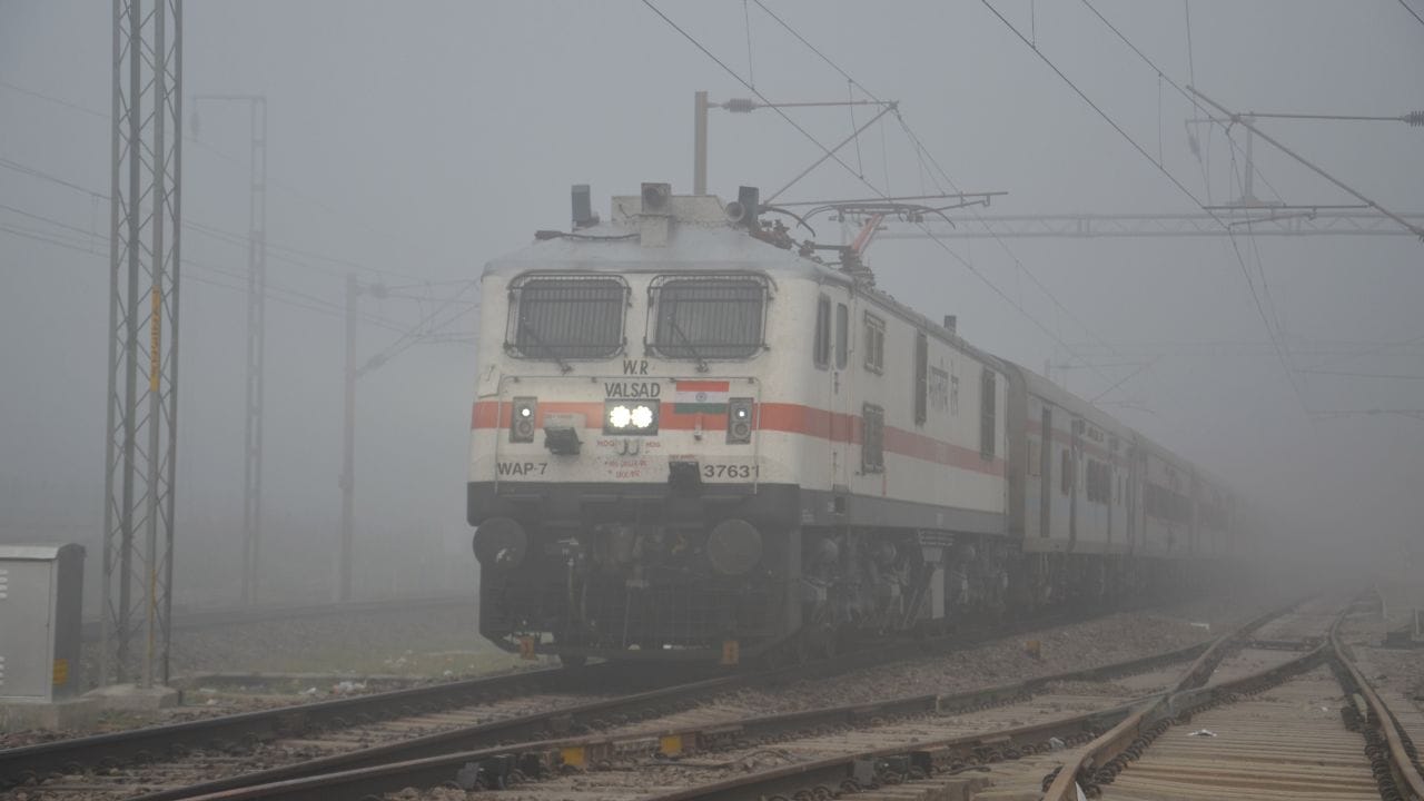 ભારતીય રેલવેમાં ટિકિટ વગર ચડવું ગુનો છે. જો કોઈ મુસાફર ટિકિટ વગર પકડાય જાય છે તો. તેને દંડ ભરવો પડી શકે છે અને કેટલાક કેસમાં જેલ પણ થઈશકે છે. રેલવે એક્ટ હેઠળ આ ગંભીર ઉલ્લંધન માનવામાં આવે છે.