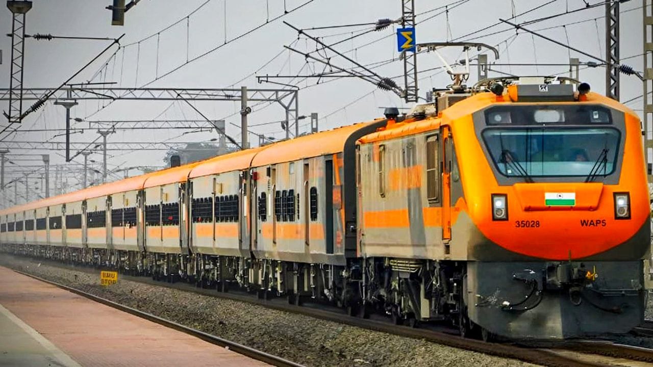 નિયમો મુજબ  TTE (Travelling Ticket Examiner) તમને તરત ટ્રેનની નીચે ઉતારી શકે નહી, ખાસ કરીને સાંજે યાત્રિકોની સુરક્ષાનું ધ્યાન રાખી આ નિર્ણય લેવામાં આવે છે.સાંજના સમયે ટિકિટ વગર મુસાફરી કરી કોઈ સ્ટેશન પર ઉતારવું સુરક્ષિત માનવામાં આવતું નથી. ત્યારે ટીટીઈ સામન્ય રીતે નજીકના મોટા સ્ટેશનની રાહ જુએ છે.