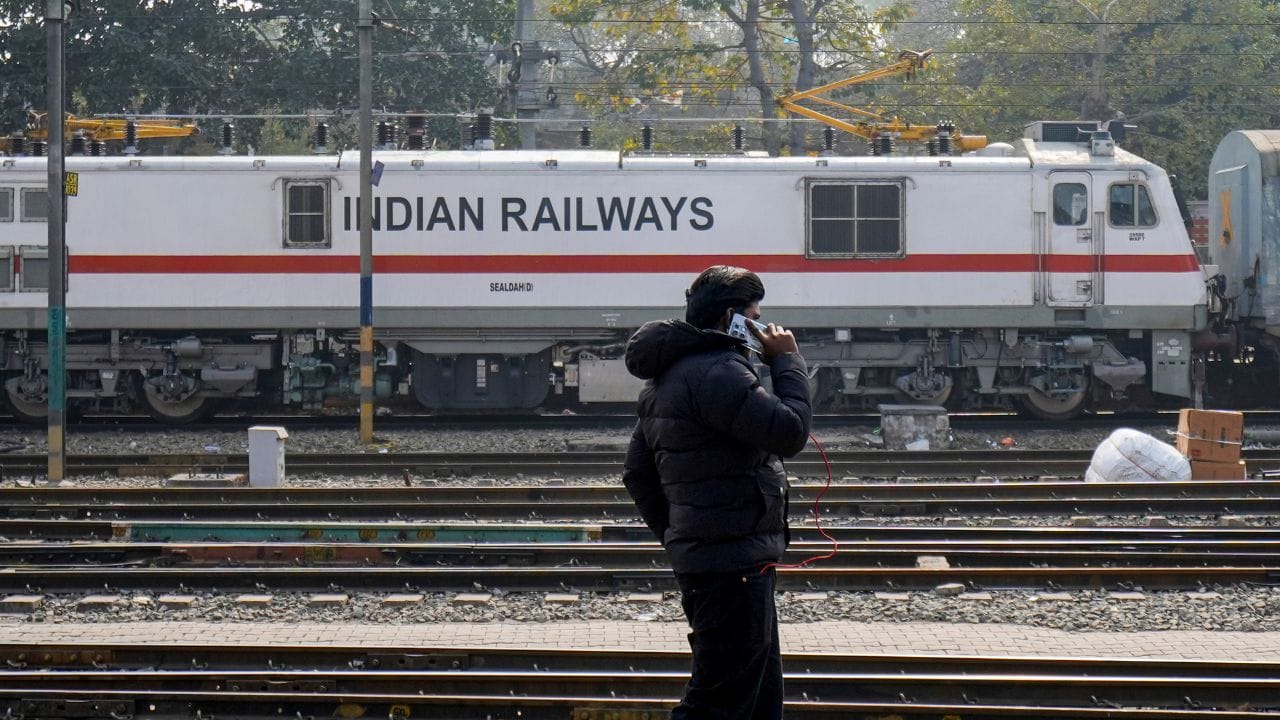  TTEની પાસે આ અધિકાર હોય છે કે, તે ટિકિટ વગર મુસાફરોને દંડ પટકારે અને નવી ટિકિટ આપે. જો મુસાફરો પૈસા આપવાની ના પાડી દે તો રેલવે પોલીસને સોંપવામાં આવે છે. જો કોઈ જાણી જોઈને ટિકિટ વગર મુસાફરી કરે તો. રેલવે એક્ટની કલમ 137 હેઠળ 6 મહીના સુધીની જેલ તેમજ દંડ કા પછી બંન્ને થઈ શકે છે.