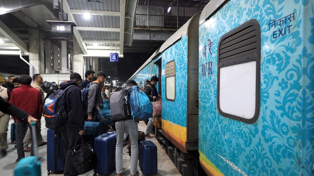 ભારતીય રેલવે દર વર્ષે ટિકિટ વગર હજારો કરોડો રુપિયાનો દંડ વસુલે છે. માત્ર 2025માં 1781 કરોડનો દંડ ફટકારવામાં આવ્યો હતો. આ માટે યાત્રા પહેલા ટિકિટ લેવી ખુબ જરુરી છે. ટિકિટ વગર મુસાફરી કરવી ગેરકાયદેસર છે, તેમજ તમને મોટો દંડ પણ આવી શકે છે. (ALL PHOTO : PTI)