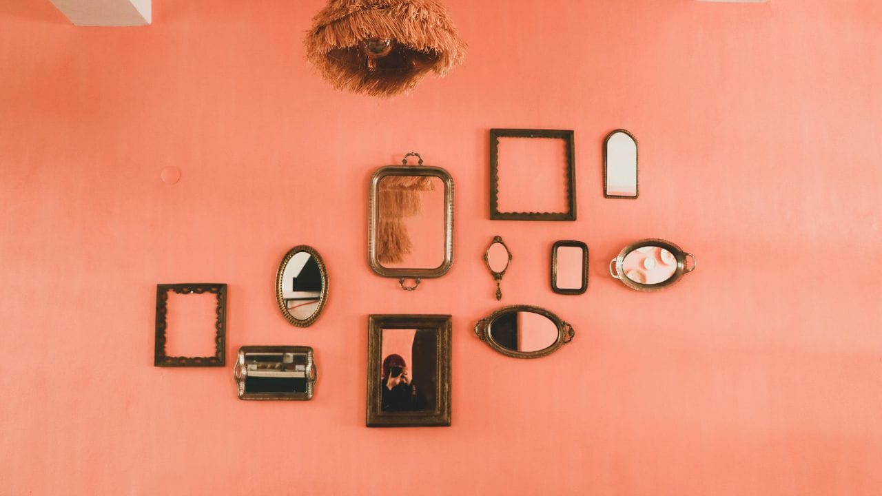 તમારા ઘરમાં વધારે પડતા અરીસા ન લગાવો: અરીસા ઉપયોગી છે અને તમારા ઘરની સુંદરતામાં પણ વધારો કરે છે. જોકે તમારા ઘરમાં વધારે પડતા અરીસા મૂકવા યોગ્ય માનવામાં આવતું નથી. એવું માનવામાં આવે છે કે આ અસ્તવ્યસ્ત વાતાવરણ બનાવી શકે છે અને સકારાત્મક ઉર્જાના સંતુલનને ખલેલ પહોંચાડી શકે છે. તેથી અરીસા ફક્ત જરૂરી હોય ત્યાં જ મૂકવા જોઈએ.
