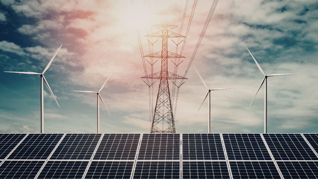 ભારતે છેલ્લા કેટલાક વર્ષોમાં સૌર ઉર્જા ક્ષેત્રમાં અદભૂત પ્રગતિ નોંધાવી છે. માત્ર 14 મહિનામાં 50 ગીગાવોટ નવી ક્ષમતા ઉમેરવી એ એક મોટી સિદ્ધિ ગણાય છે. પહેલા જ્યાં 50 ગીગાવોટ સુધી પહોંચવામાં 11 વર્ષ લાગ્યા હતા, ત્યાં હવે 100 ગીગાવોટ સુધી પહોંચવા માટે માત્ર ત્રણ વર્ષ જેટલો સમય લાગ્યો છે. આ ગતિ દર્શાવે છે કે દેશ સૌર ઉર્જા ક્ષેત્રમાં કેટલી ઝડપથી આગળ વધી રહ્યો છે.