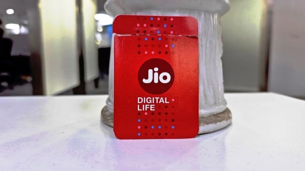 Jio વારંવાર તેના વપરાશકર્તાઓ માટે નવા પ્લાન રજૂ કરે છે. આ વખતે, કંપનીએ કંઈક આવું જ કર્યું છે. ખાસ કરીને, કોલિંગ પર કોઈ પ્રતિબંધ વિના લાંબા ગાળાની માન્યતા પ્રદાન કરતી સસ્તી યોજના ઇચ્છતા વપરાશકર્તાઓ માટે, Jio એ ₹448નો ખાસ 'વોઇસ-ઓન્લી' પ્લાન રજૂ કર્યો છે. (ફોટો ક્રેડિટ-File Image) 