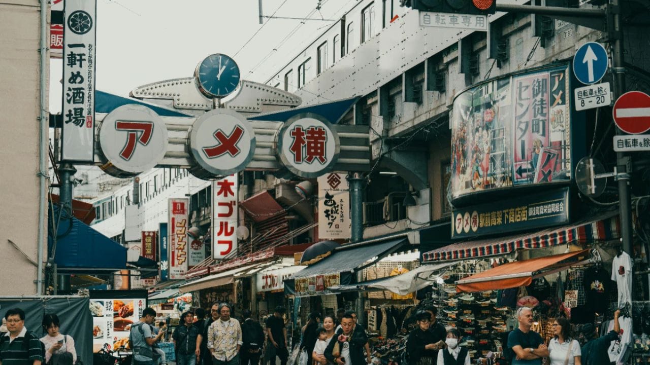 આ યોજના 20 થી 39 વર્ષની વયના અપરિણીત યુવાનોને લાગુ પડે છે. સરકાર ઇચ્છે છે કે આ વય જૂથના લોકો ડેટિંગ એપ્સનો સક્રિયપણે ઉપયોગ કરે. 1 એપ્રિલ, 2026 થી અમલમાં મુકવામાં આવનાર આ યોજનાનો હેતુ યુવાનોને લગ્ન કરવા માટે પ્રોત્સાહિત કરવાનો છે. આનાથી વસ્તી વધારવામાં મદદ મળશે તેવી અપેક્ષા છે.
