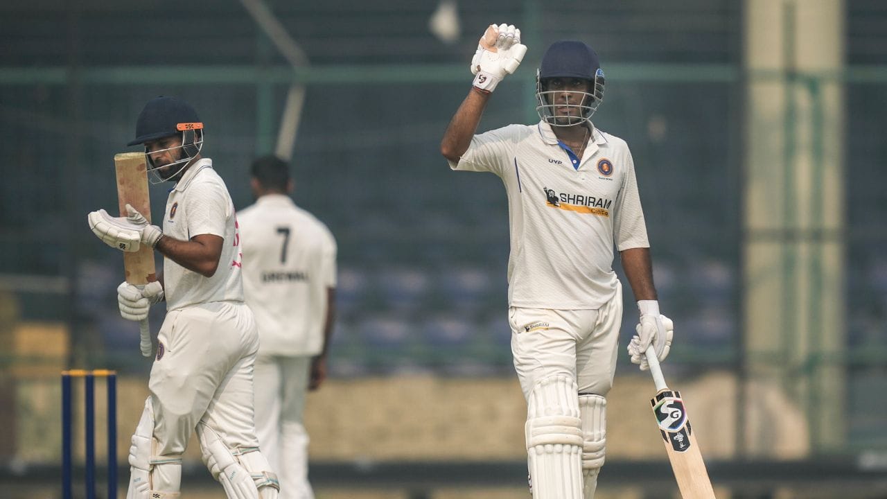 જયંત યાદવનો જન્મ 22 જાન્યુઆરી 1990 રોજ થયો છે. તે દિલ્હીનો એક ભારતીય ક્રિકેટર છે જે ઘરેલુ ક્રિકેટમાં ભારતમાં હરિયાણા અને ઇંગ્લેન્ડમાં મિડલસેક્સ માટે રમે છે. તે એક ઓફ સ્પિન બોલર છે. જે જમણા હાથે બેટિંગ કરે છે. તેણે ઓક્ટોબર 2016 માં આંતરરાષ્ટ્રીય ક્રિકેટમાં પ્રવેશ કર્યો હતો.