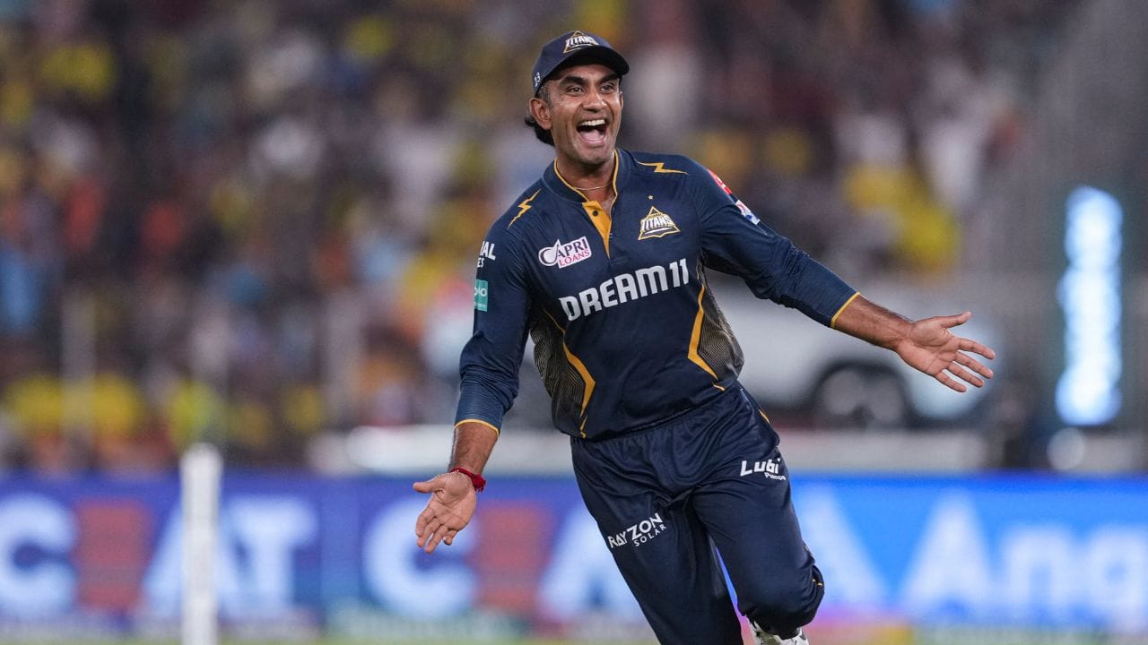 ફેબ્રુઆરી 2022માં તેને 2022ની ઇન્ડિયન પ્રીમિયર લીગ ટુર્નામેન્ટ માટે ગુજરાત ટાઇટન્સ દ્વારા ખરીદવામાં આવ્યો હતો. તે 1 સપ્ટેમ્બર 2023ના રોજ મિડલસેક્સમાં જોડાયો હતો.