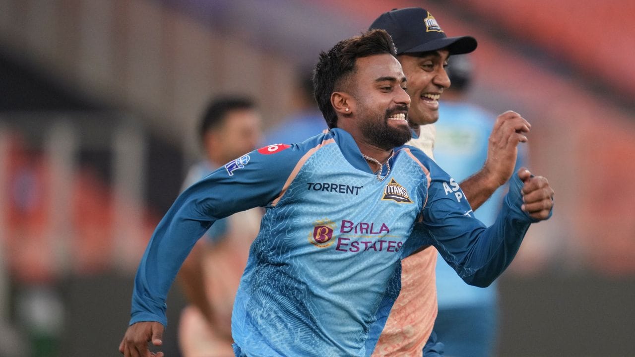 ત્રણ અઠવાડિયા પછી, તેણે તે જ સ્થળે ઇંગ્લેન્ડ સામે ભારત માટે ટેસ્ટ ડેબ્યૂ કર્યું. તેણે પ્રથમ ઇનિંગમાં અમ્પાયર ડિસિઝન રિવ્યૂ સિસ્ટમ દ્વારા મોઈન અલીને આઉટ કરીને પોતાની પહેલી ટેસ્ટ વિકેટ લીધી.તે ભારત માટે ટેસ્ટ ક્રિકેટ રમનાર 286મો ખેલાડી બન્યો હતો. 