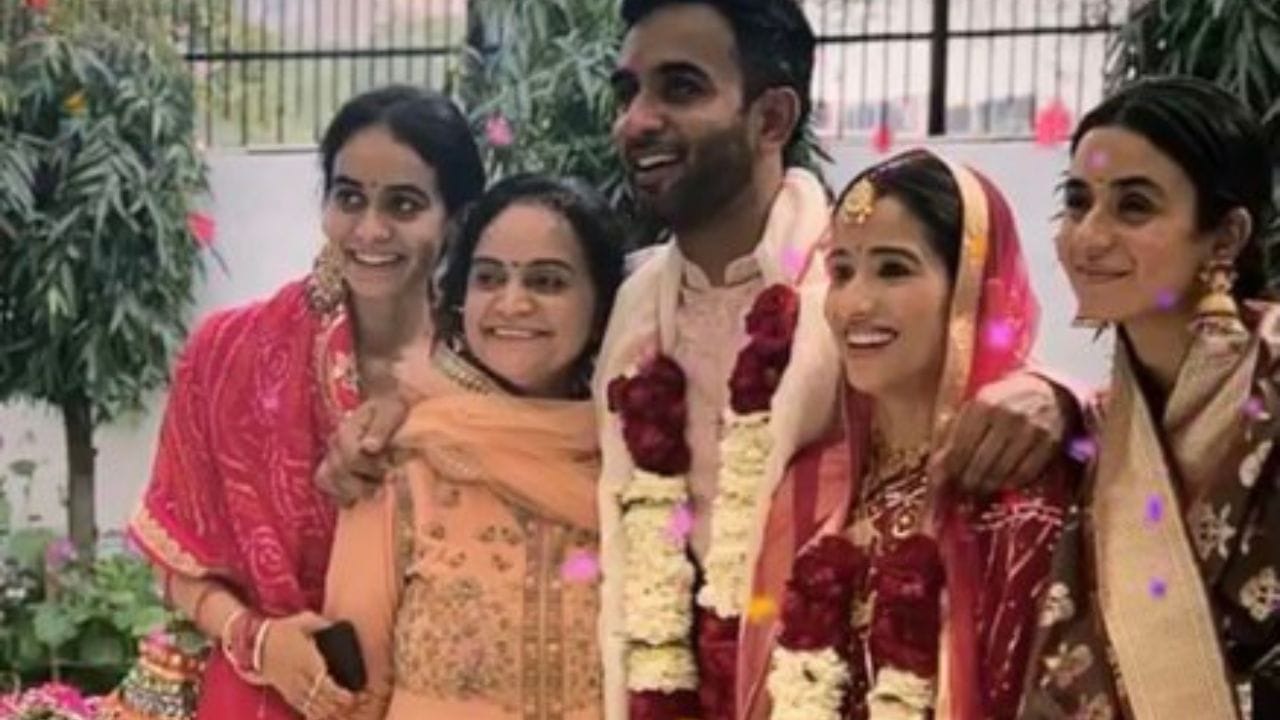 તે 9મા ક્રમે બેટિંગ કરીને સદી ફટકારનાર ભારતનો પ્રથમ બેટ્સમેન બન્યો હતો. વિરાટ કોહલી સાથે 8મી વિકેટ માટે 241 રનની તેમની ભાગીદારી વિશ્વની બીજી શ્રેષ્ઠ 8મી વિકેટની ભાગીદારી છે.