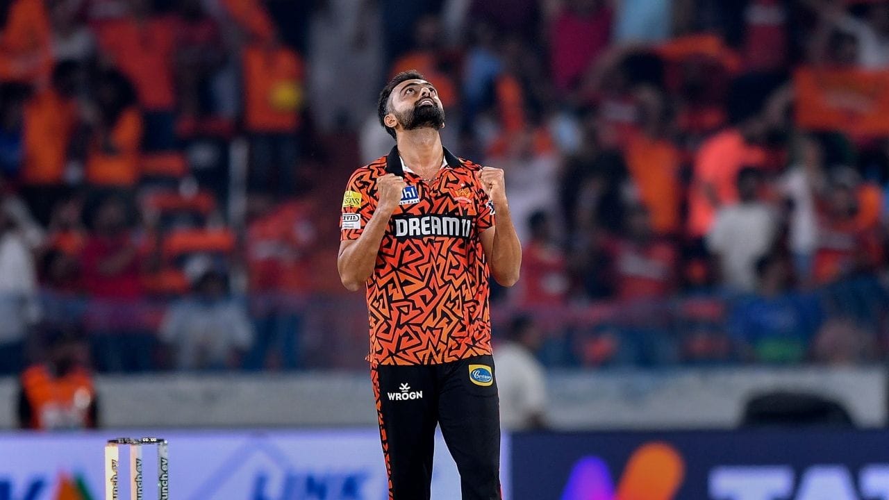 સનરાઈઝર્સ હૈદરાબાદે આઈપીએલ 2026માં એ કામ કરી દેખાડ્યું જેની ચાહકો આતુરતાથી રાહ જોતા હતા. રોયલ ચેલેન્જર્સ બેંગ્લોર વિરુદ્ધ મળેલી હાર બાદ સનરાઈઝર્સ હૈદરાબાદે શાનદાર પ્રદર્શન કર્યું છે. કોલકાતા નાઈટ રાઈડર્સને 65 રનથી હાર આપી છે.