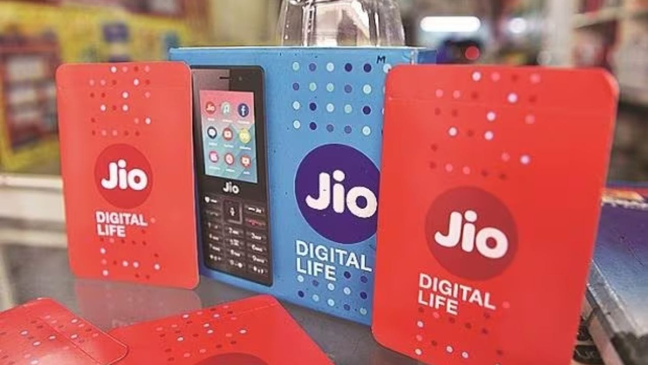 Jio ના 339 રૂપિયાના રિચાર્જ પ્લાનમાં ઘણા ફાયદા છે. તે દરરોજ 1.5GB ડેટા, અમર્યાદિત કોલિંગ અને દરરોજ 100 SMS આપે છે.