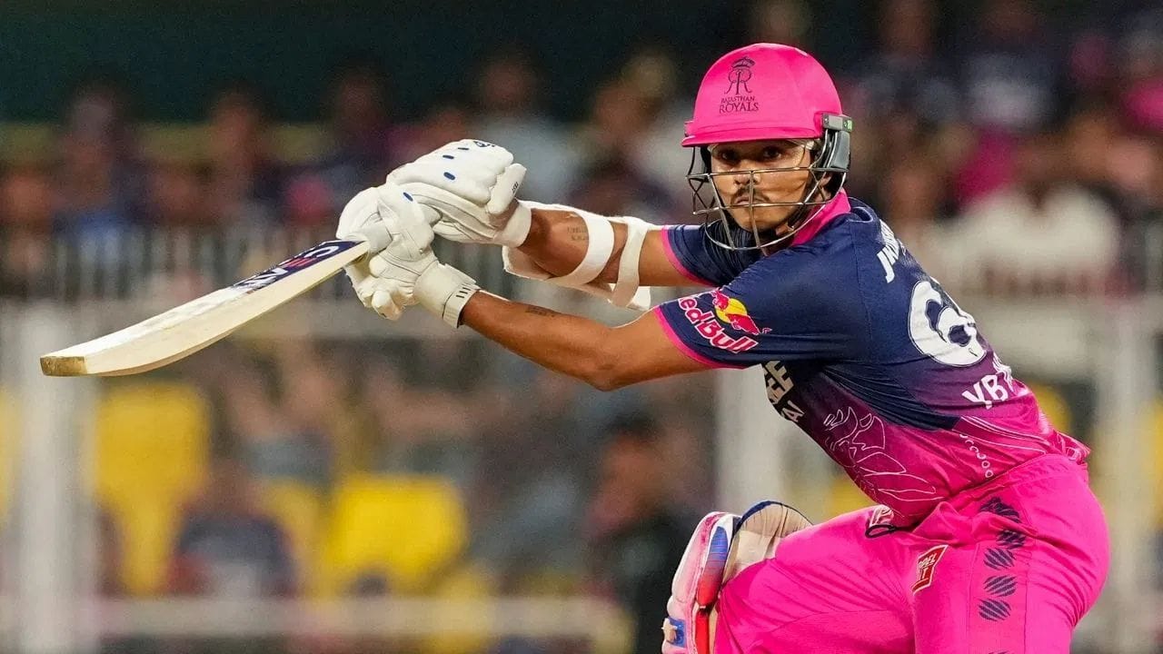 જોકે, આ યાદીમાં હજુ પણ રાજસ્થાન રોયલ્સનો સ્ટાર ઓપનર યશસ્વી જયસ્વાલ ટોચ પર છે, જેણે ત્રણ ઈનિંગ્સમાં 170 રન બનાવ્યા છે. દિલ્હીનો સમીર રિઝવી 160 રન સાથે બીજા અને હૈદરાબાદનો હેનરિક ક્લાસેન 145 રન સાથે ચોથા ક્રમે છે. (PC: PTI)