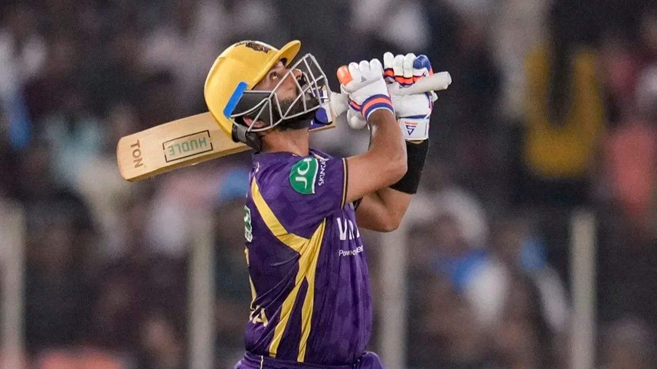 કોલકાતા નાઈટ રાઈડર્સનો કેપ્ટન અજિંક્ય રહાણે IPL 2026 ની 25મી મેચના પહેલા જ બોલ પર આઉટ થઈ ગયો. તેણે મોહમ્મદ સિરાજ સામે પોતાની વિકેટ ગુમાવી દીધી. રહાણે પાંચ વર્ષ પછી IPLમાં શૂન્ય રને આઉટ થયો અને KKRના કેપ્ટન તરીકે પહેલીવાર ખાતું કોળ્યા વિના પોવેલિયન પરત ફર્યો હતો. 