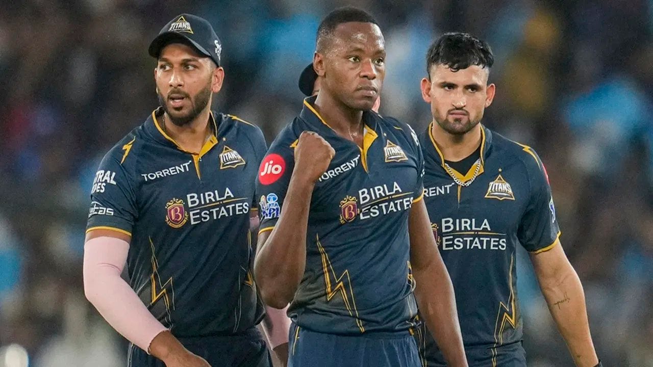 ગુજરાત ટાઈટન્સના ફાસ્ટ બોલર કાગીસો રબાડાએ મુંબઈ ઈન્ડિયન્સ સામે શાનદાર બોલિંગ કરી. તેણે 33 રન આપીને 3 વિકેટ લીધી. આ જોરદાર પ્રદર્શનને કારણે રબાડા એક ખાસ યાદીમાં નંબર 1 પર પણ પહોંચી ગયો છે.