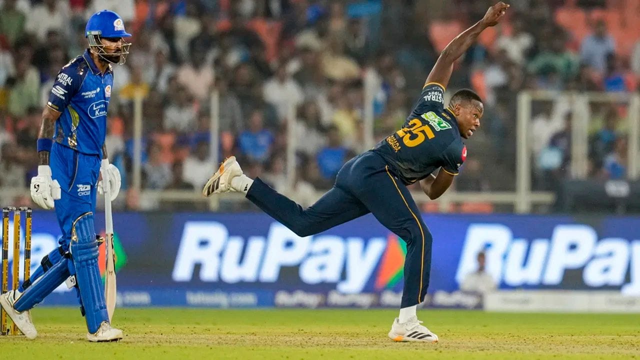 પાવરપ્લેના અંતિમ ઓવરમાં રબાડાએ સૂર્યકુમારને બોલ્ડ કર્યો. તેણે સૂર્યાને 152.1 કિમી પ્રતિ કલાકની ઝડપે બોલ ફેંક્યો. આ સાથે, તેણે પાવરપ્લેમાં મુંબઈ ઈન્ડિયન્સની ત્રણ વિકેટ લીધી.