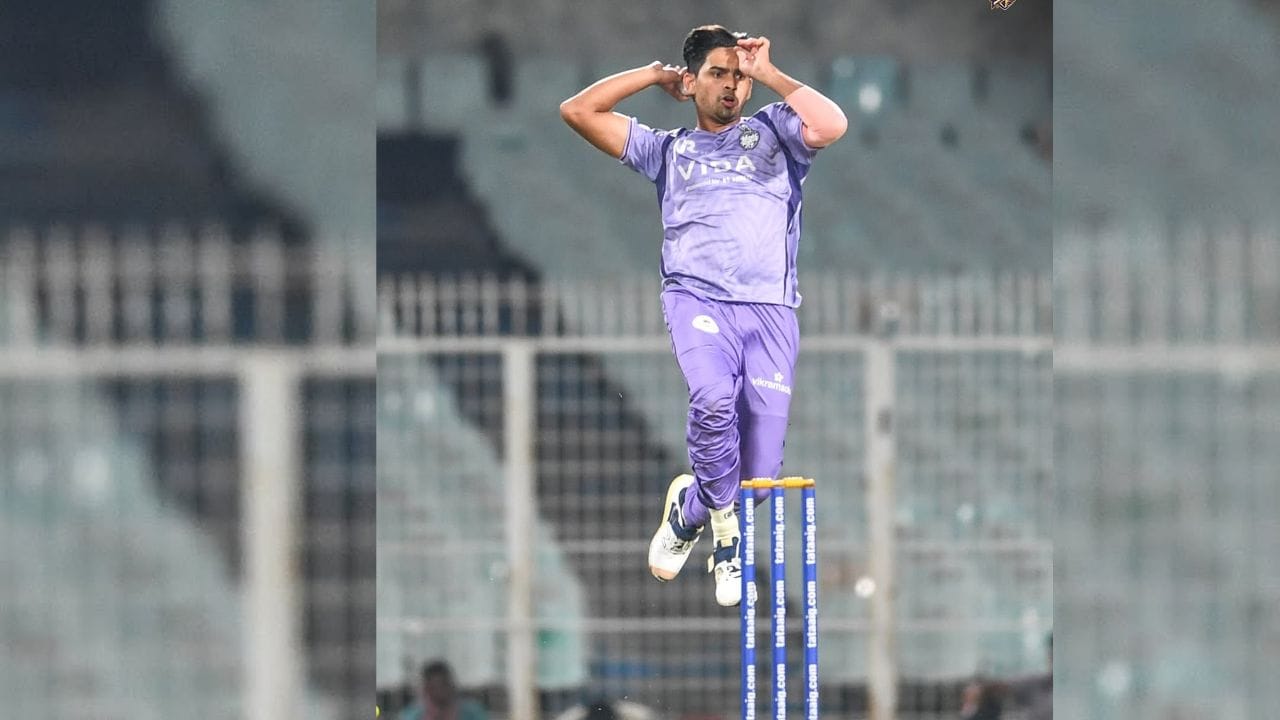 2020ના IPL ઓક્શનમાં તેને 20 લાખ રૂપિયાના ઇન્ડિયન પ્રીમિયર લીગ પહેલા રાજસ્થાન રોયલ્સ દ્વારા ખરીદવામાં આવ્યો હતો. તેણે 6 ઓક્ટોબર 2020ના રોજ મુંબઈ ઇન્ડિયન્સ સામે 2020 ઇન્ડિયન પ્રીમિયર લીગમાં રાજસ્થાન રોયલ્સ માટે ટ્વેન્ટી20 ડેબ્યૂ કર્યું હતુ.