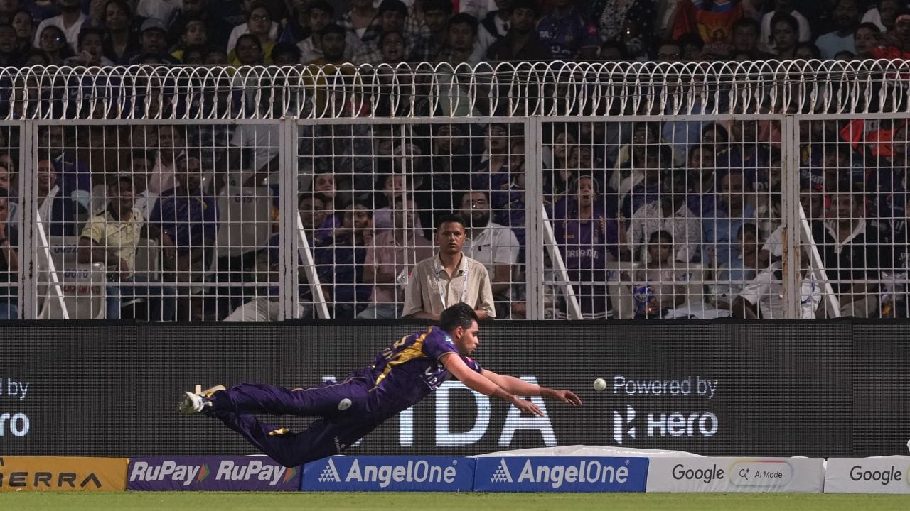 કાર્તિક એક ગરીબ ખેડૂત પરિવારમાંથી આવે છે. તેના પિતા યોગેન્દ્રએ તેને ક્રિકેટ શીખવવા માટે ઘણી મુશ્કેલીઓનો સામનો કર્યો હતો. એક સમય હતો જ્યારે ત્યાગી ખેતરોમાં તેના પિતાને મદદ કરતો હતો. આ બધા સંઘર્ષો વચ્ચે, એક વાત ચોક્કસ હતી. તે ક્રિકેટર બનવા માંગતો હતો.  