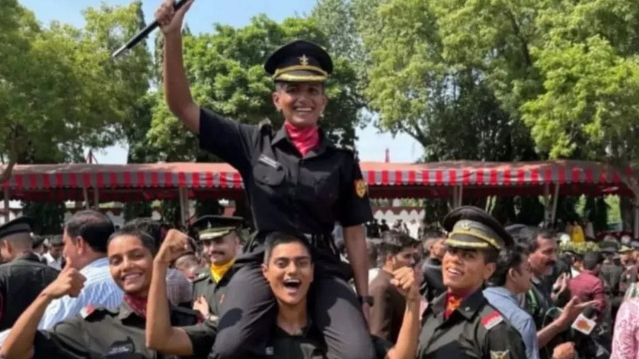 આજના સમયમાં લોકો એક જ કારકિર્દીમાં સ્થિર થવા માટે સંઘર્ષ કરતા હોય છે, ત્યારે કશિશે બે બિલકુલ અલગ ક્ષેત્રોમાં પોતાનું નામ કમાયું છે. બાળપણથી જ તેમને મિસ ઈન્ડિયા બનવાનું સ્વપ્ન હતું, અને તે સ્વપ્ન તેમણે 2023માં ‘મિસ ઇન્ટરનેશનલ ઇન્ડિયા’નો ખિતાબ જીતીને પૂરું કર્યું. પરંતુ તેમની અંદર દેશસેવાની ઇચ્છા પણ એટલી જ મજબૂત હતી. આ બંને સપનાઓને સંતુલિત રાખીને તેમણે પહેલા ગ્લેમરની દુનિયામાં સફળતા મેળવી અને પછી સેનામાં લેફ્ટનન્ટ બનીને એક નવી ઓળખ ઉભી કરી.