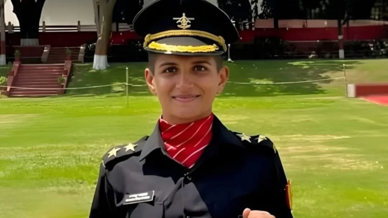 કશિશ મેથવાણીનો જન્મ 9 જાન્યુઆરી, 2002ના રોજ મુંબઈ નજીક ઉલ્હાસનગરમાં થયો હતો. તેઓ સિંધી પરિવારમાંથી આવે છે. શિક્ષણની વાત કરીએ તો, તેમણે Savitribai Phule Pune Universityમાંથી બાયોટેકનોલોજીમાં માસ્ટર ડિગ્રી મેળવી હતી. ત્યારબાદ તેમણે Indian Institute of Science, બેંગલુરુમાં ન્યુરોસાયન્સ ક્ષેત્રે સંશોધન પણ કર્યું, જે તેમની શૈક્ષણિક ક્ષમતાને દર્શાવે છે.