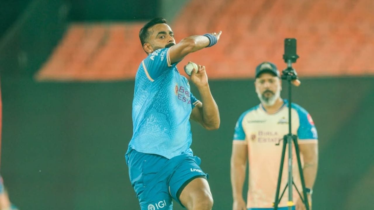 ખેજરોલિયાના પિતા શંકરસિંહ ખેજરોલિયા કરિયાણાની દુકાન ચલાવે છે અને માતા સરોજ કંવર ગૃહિણી છે. તેણે IPLમાં MI, RCB, DC, KKR અને 2025/26માં ગુજરાત ટાઇટન્સનું પ્રતિનિધિત્વ કર્યું છે.