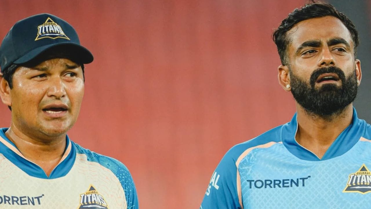 તેમના ડેબ્યૂ પહેલા તેમને 2017 ઇન્ડિયન પ્રીમિયર લીગ માટે મુંબઈ ઇન્ડિયન્સ ટીમ દ્વારા 10 લાખમાં ખરીદવામાં આવ્યો હતો.કુલવંત ખેજરોલિયાનો પરિવાર અને પર્સનલ લાઈફ વિશે જાણીએ.