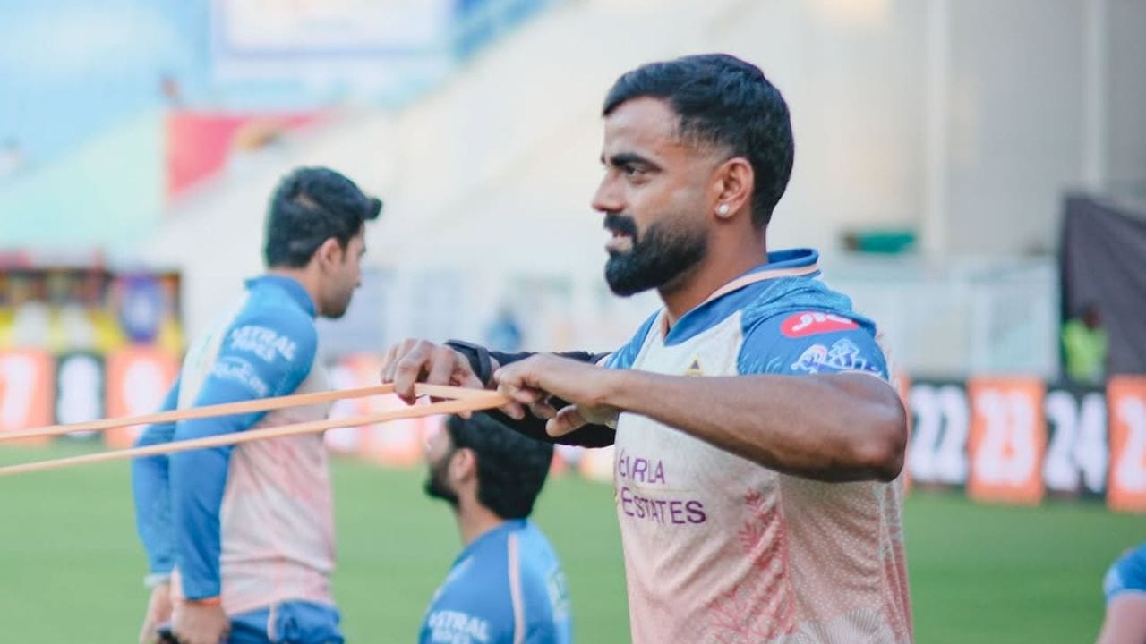 તેમણે 6 ઓક્ટોબર 2017ના રોજ 2017-18 રણજી ટ્રોફીમાં દિલ્હી માટે ફર્સ્ટ-ક્લાસ ડેબ્યૂ કર્યું હતું.તેમણે 9 જાન્યુઆરી 2018ના રોજ 2017-18 ઝોનલ ટી20 લીગમાં દિલ્હી માટે ટ્વેન્ટી20 ડેબ્યૂ કર્યું હતું. તે જ મહિને તેમને 2018ના આઈપીએલ ઓક્શનમાં રોયલ ચેલેન્જર્સ બેંગ્લોર દ્વારા ખરીદવામાં આવ્યો હતો.