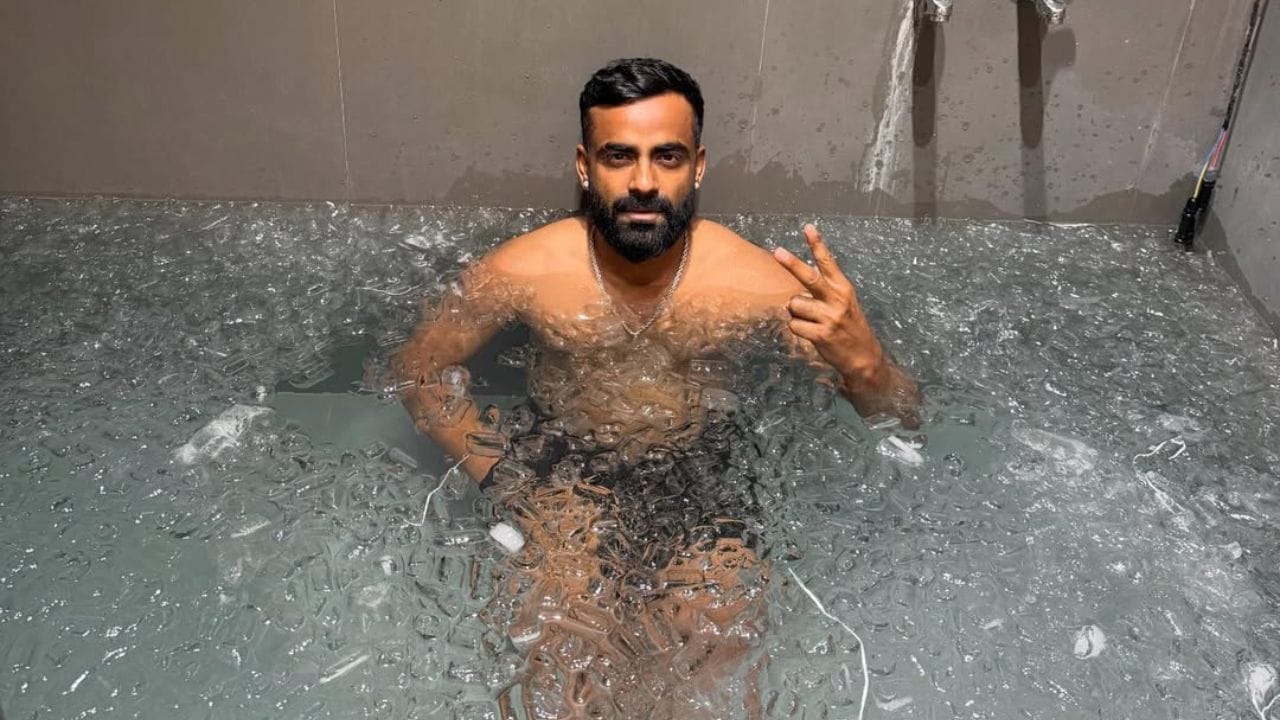 તેમણે 6 ઓક્ટોબર 2017ના રોજ 2017-18 રણજી ટ્રોફીમાં દિલ્હી માટે ફર્સ્ટ-ક્લાસ ડેબ્યૂ કર્યું હતું.તેમણે 9 જાન્યુઆરી 2018ના રોજ 2017-18 ઝોનલ ટી20 લીગમાં દિલ્હી માટે ટ્વેન્ટી20 ડેબ્યૂ કર્યું હતું. તે જ મહિને તેમને 2018ના આઈપીએલ ઓક્શનમાં રોયલ ચેલેન્જર્સ બેંગ્લોર દ્વારા ખરીદવામાં આવ્યો હતો.