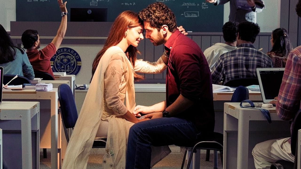 "ચાંદ મેરા દિલ" ના ટીઝરમાં અનન્યા પાંડે અને લક્ષ્ય લાલવાનીની શાનદાર કેમિસ્ટ્રી અને ઈમોશનલ લવ સ્ટોરી દર્શાવવામાં આવી છે. સ્ટોરી કોલેજના રોમાન્સથી શરૂ થાય છે અને એક દુ:ખદ વળાંક લે છે, જે ચાહકોને આકર્ષિત કરી રહી છે.