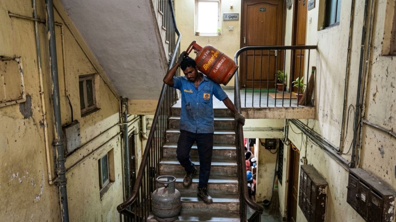  જો ફરિયાદ સાચી સાબિત થાય, તો ગેસ એજન્સીને દંડ થઈ શકે છે. વારંવાર ભૂલો કરવાથી ડિલિવરી કરનાર વ્યક્તિની નોકરી પણ જઈ શકે છે. જો જરૂરી હોય તો, આ મામલો ગ્રાહક ફોરમમાં લઈ જઈ શકાય છે.