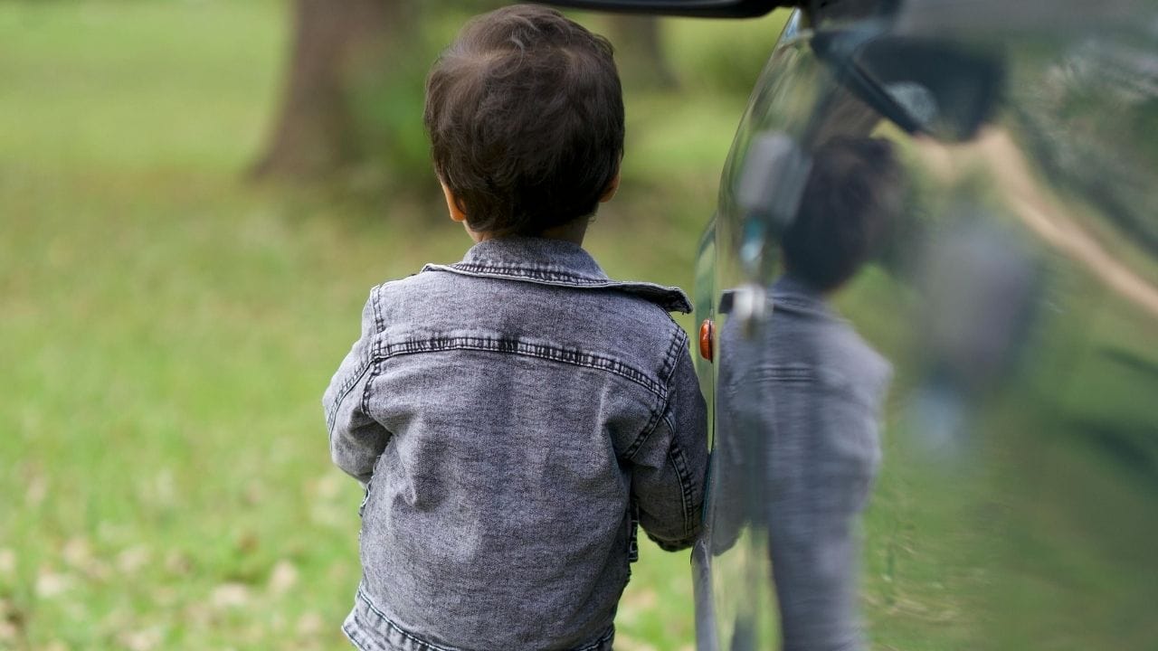 બાળકની માતા અરજીકરનારે આરોપ લગાવ્યો હતો કે, તેનો પૂર્વ પતિ જબરદસ્તીથી તેના 2 બાળકોને તેની સાથે લઈ ગયો છે. પતિએ બંદૂકની અણીએ તેના બાળકોને બળજબરીથી છીનવી લીધા છે અને ગેરકાયદેસર રીતે તેમને તેનાથી દૂર રાખી રહ્યો છે.