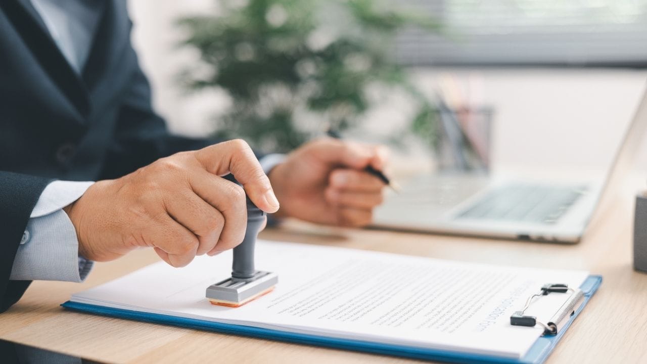 સુપ્રીમ કોર્ટે 10 વર્ષ જુના કેસ પર નિર્ણય સંભળાવતા બુધવારે લગ્નને પૂર્ણ કર્યા છે. સુપ્રીમ કોર્ટે આ કેસ માટે તેમણે બંધારણની કલમ 142 હેઠળ પોતાના વિશેષાધિકારનો ઉપયોગ કર્યો છે. તો ચાલો આ વિશે વિસ્તારથી જાણીએ.