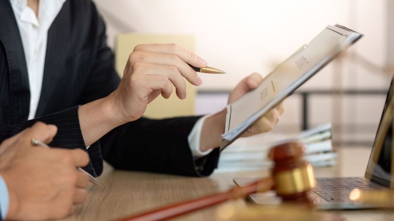 ચૂંટણી દરમિયાન પૈસા કે ભેટો વહેંચીને મતદારોને લલચાવવું એ ભારતીય દંડ સંહિતા (IPC)ની કલમ 171B હેઠળ ગુનો છે, જે બિનજામીનપાત્ર ગુનો છે. દોષિત ઠેરવવા પર એક વર્ષ સુધીની જેલ, દંડ અથવા બંને થઈ શકે છે. ગંભીર કિસ્સાઓમાં, ભ્રષ્ટાચાર નિવારણ કાયદા હેઠળ સજા ત્રણથી સાત વર્ષ સુધીની હોઈ શકે છે.