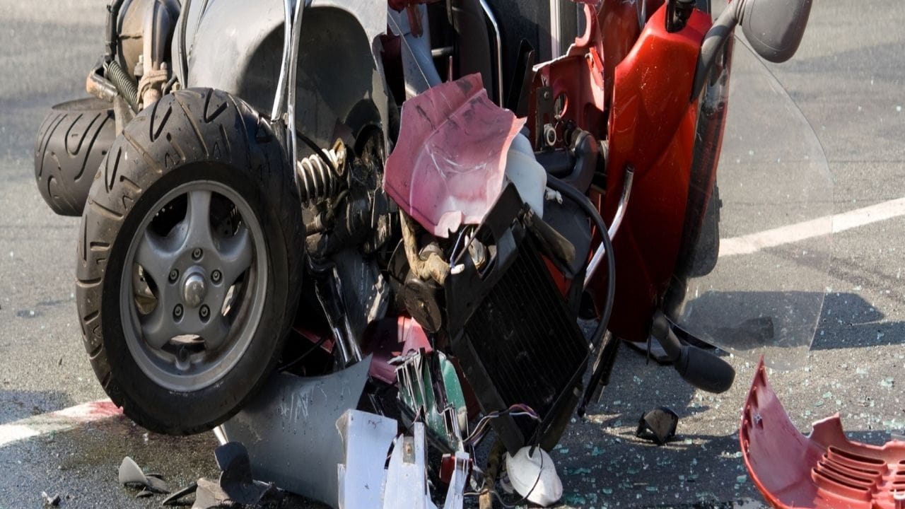 મદદ કરનારને મળનારી કાનુની સુરક્ષા પર વાત કરીએ તો. પોલીસ કે હોસ્પિટલ પ્રશાસન તમને તમારી ઓળખ બહાર લાવવા કે કોઈ પર્સનલ જાણકારી આપવા માટે મજબુર કરશે નહી. બીજું ઘાયલ વ્યક્તિના મૃત્યુ અથવા ઇજાના કિસ્સામાં કોઈપણ મદદગાર સામે કોઈ સિવિલ કે ફોજદારી કેસ દાખલ કરી શકાશે નહીં. કોઈપણ સરકારી કે ખાનગી હોસ્પિટલ ઘાયલ વ્યક્તિની સારવાર શરૂ કરતા પહેલા મદદગાર પાસેથી પૈસાની માંગણી કરી શકશે નહીં.