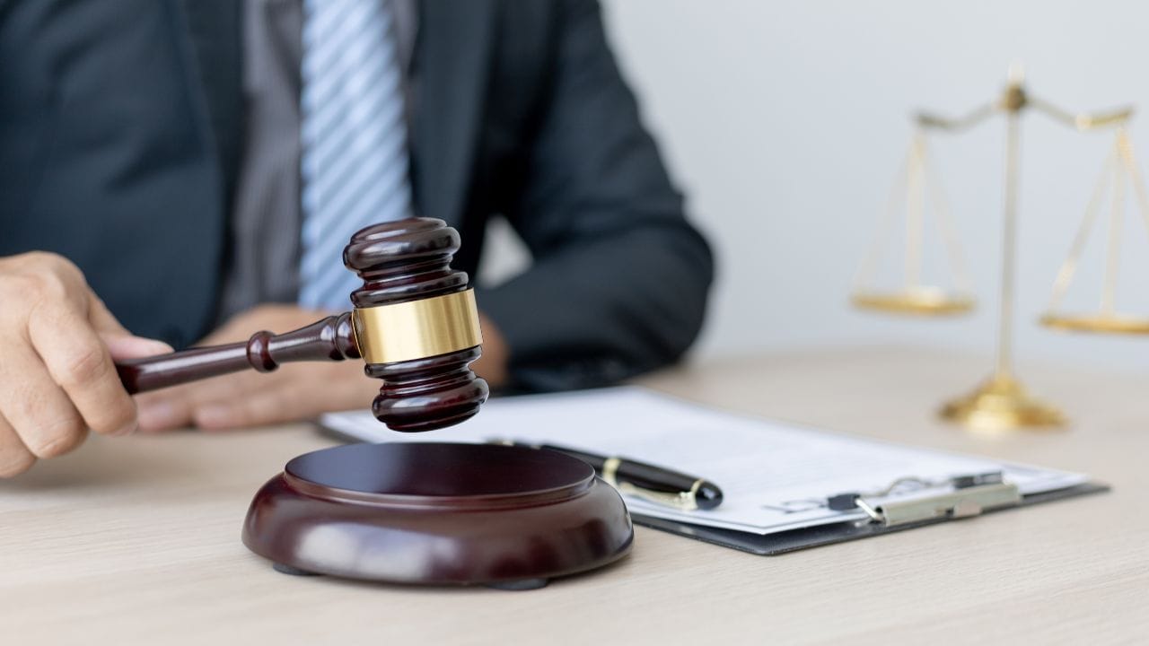  કોર્ટે એ પણ સ્પષ્ટ કર્યું કે, પતિ-પત્નીની વચ્ચે થનારો સામાન્ય ઝગડો કે મતભેદ ઉશ્કેરવાની શ્રેણીમાં આવતો નથી. કોર્ટે પત્નીની અરજી સ્વીકારીને પોલીસ દ્વારા નોંધાયેલા કેસ અને ચાલી રહેલા ટ્રાયલને સંપૂર્ણપણે રદ કરી દીધો. કોર્ટના આ નિર્ણયને એવા કેસોમાં એક ઉદાહરણ તરીકે ગણવામાં આવી રહ્યો છે જ્યાં વૈવાહિક તણાવના દુ:ખદ અંત પછી જીવનસાથી પર ફોજદારી આરોપો લગાવવામાં આવે છે.