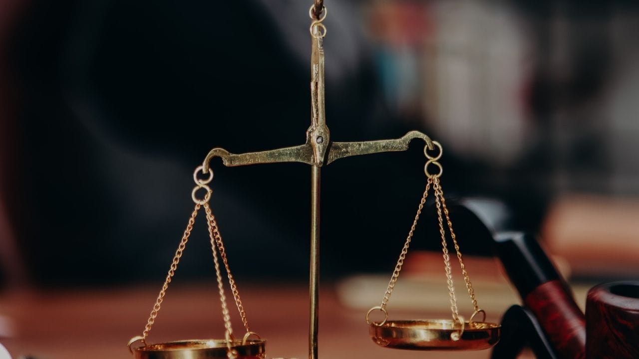 સુપ્રીમ કોર્ટે આ કેસ સંબંધિત તમામ પાર્ટી તેમજ તેના સંબંધીઓ અને મહિલાના વકીલ પર નોંઘાયેલા કેસને રદ કર્યો હતો.જાણો શું છે સમગ્ર મામલો. આ કપલના લગ્ન 2010માં થયા હતા. બંન્નેને લગ્નથી 2 દીકરા છે. વર્ષો બાદ બંન્ને વચ્ચે વિવાદ શરુ થયો હતો. 2016માં બંન્ને અલગ રહેવા લાગ્યા હતા. ત્યારથી કાનુની લડાઈ ચાલી રહી હતી. પત્નીનો આરોપ હતો કે, પતિ તેને અને બંન્ને બાળકોને લઈ તમામ જવાબદારીઓ નિભાવવાની છોડી દીધી હતી.