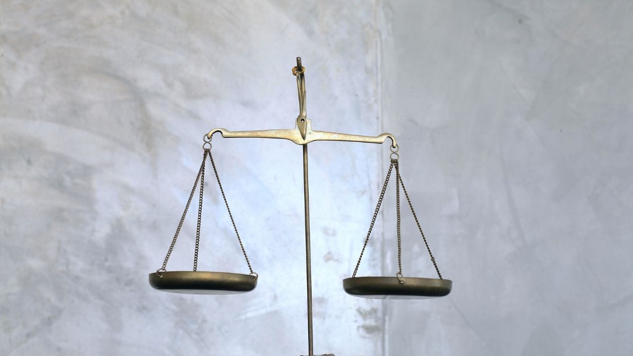 (Disclaimer: જો તમારી પાસે કોઈ ચોક્કસ કેસ હોય તો કાનૂની નિષ્ણાત (વકીલ) ની સલાહ લેવી સલાહભર્યું છે. અહીં આપેલી માહિતી ફક્ત કોર્ટના નિર્ણયો અને કલમોને આધારે આપવામાં આવી છે. તમારે કોઈ કેસ માટે જાણવું હોય તો યોગ્ય વકીલની સલાહ લઈ શકો છો.)(All Image Credit- Canva)