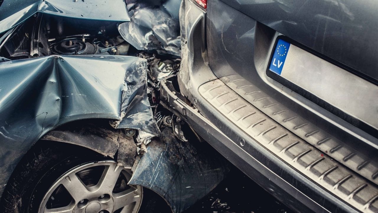 રોડ અકસ્માત દરમિયાન કોઈની મદદ કરતી વખતે આ વાતનું ધ્યાન રાખો. દુર્ઘટના પછી એક કલાક સૌથી મહત્વના હોય છે. જેટલું જલ્દી બને ઘાયલને તેટલું હોસ્ટિલ લઈને પહોંચવું. જો તમે ઘાયલને તમે લઈ જઈ શકતા નથી તો 108 કે પોલીસને સુચના આપો. જો તમે પ્રાથમિક સારવારની જાણકારી છે. તો લોહી રોકવું કે શ્વાસ લેવામાં મદદ કરવાનો પ્રયત્ન કરો.