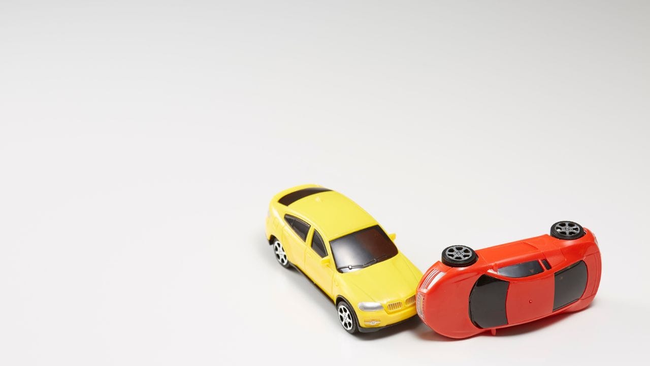 (Disclaimer: જો તમારી પાસે કોઈ ચોક્કસ કેસ હોય તો કાનૂની નિષ્ણાત (વકીલ) ની સલાહ લેવી સલાહભર્યું છે. અહીં આપેલી માહિતી ફક્ત કોર્ટના નિર્ણયો અને કલમોને આધારે આપવામાં આવી છે. તમારે કોઈ કેસ માટે જાણવું હોય તો યોગ્ય વકીલની સલાહ લઈ શકો છો.)(All Image Credit- Canva)